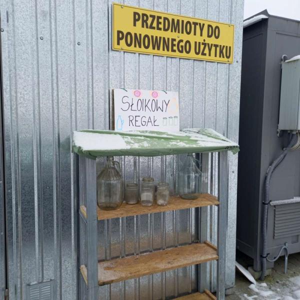 Dzielimy się słoikami, czyli słoikowe regały w PSZOK-ach