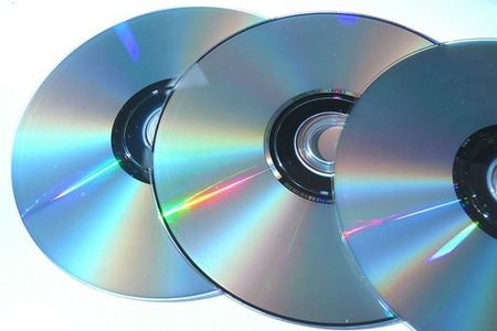 Gdzie wyrzucić płyty CD i DVD? [PODPOWIADAMY]