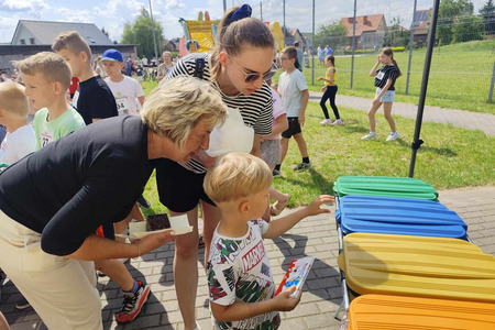 Nauka segregacji podczas festynu